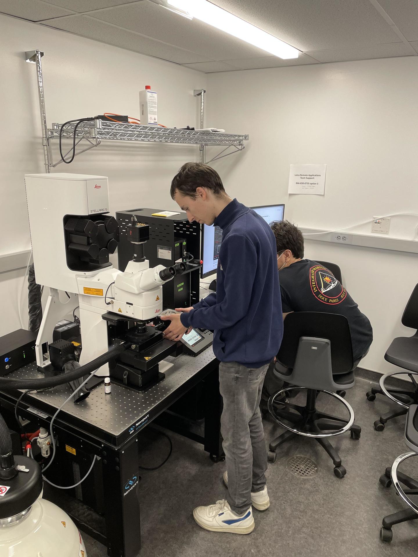 Erik and Nathan on the cryo-confocal 