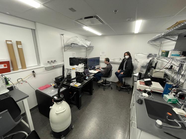 Erik and Nathan are using the Leica Coral Cryo confocal microscope for in situ cryo-ET and cryo-CLEM!